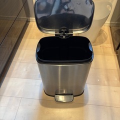 ステンレスゴミ箱の画像