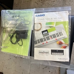 O2511-160 CASIO 電子キーボード LK-311 通電確認済み イス・マイクつき 中古の画像