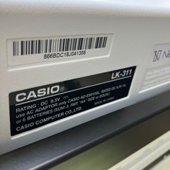 O2511-160 CASIO 電子キーボード LK-311 通電確認済み イス・マイクつき 中古の画像