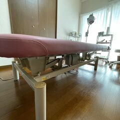 治療院向け電動昇降式ベッドの画像