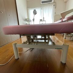 治療院向け電動昇降式ベッドの画像