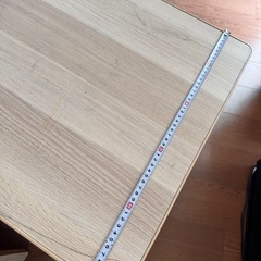 ベット、テーブル、イスせセットの画像