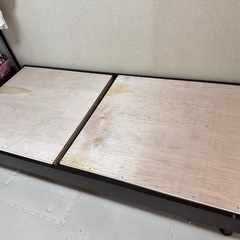 ベット、テーブル、イスせセットの画像