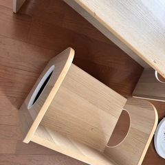 ベット、テーブル、イスせセットの画像