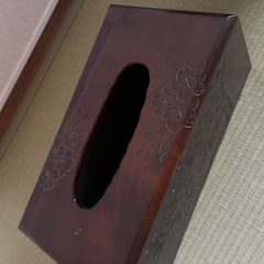 木彫りのティッシュケースの画像