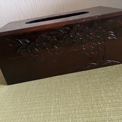 木彫りのティッシュケースの画像