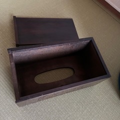 木彫りのティッシュケースの画像