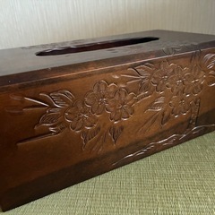 木彫りのティッシュケースの画像