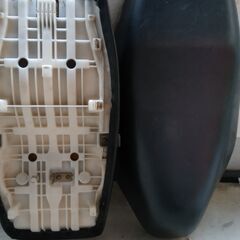 バイクのシート２つの画像