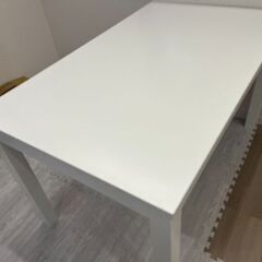IKEAの伸縮ダイニングテーブルの画像
