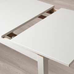 IKEAの伸縮ダイニングテーブルの画像