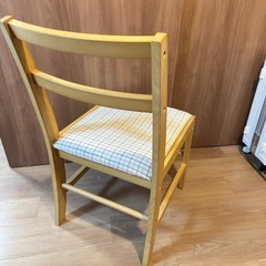 木製のいすイスの画像