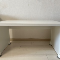 IKEAデスク　幼児用お絵描き机に最適の画像