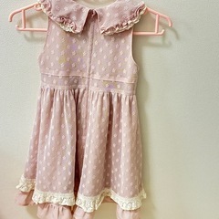 くすみピンクワンピースの画像