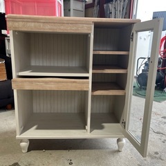 フラップガラスキャビネット　キッチンボード　フレンチシャビーカフェ　白井産業製　食器棚　ブックスタンド　ホワイト／ナチュラル　ろくろ脚　お洒落　フレンチテイストの画像