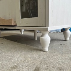 フラップガラスキャビネット　キッチンボード　フレンチシャビーカフェ　白井産業製　食器棚　ブックスタンド　ホワイト／ナチュラル　ろくろ脚　お洒落　フレンチテイストの画像