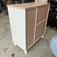 フラップガラスキャビネット　キッチンボード　フレンチシャビーカフェ　白井産業製　食器棚　ブックスタンド　ホワイト／ナチュラル　ろくろ脚　お洒落　フレンチテイストの画像