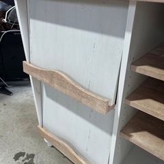 フラップガラスキャビネット　キッチンボード　フレンチシャビーカフェ　白井産業製　食器棚　ブックスタンド　ホワイト／ナチュラル　ろくろ脚　お洒落　フレンチテイストの画像