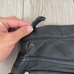 本革パンツの画像