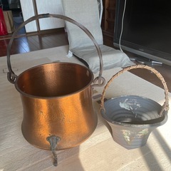 壺、銅入れ物、花瓶の画像