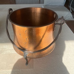 壺、銅入れ物、花瓶の画像