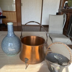 壺、銅入れ物、花瓶の画像