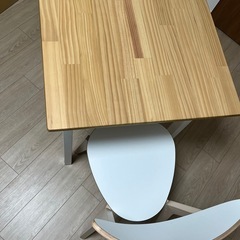 デスク、椅子の画像