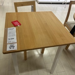 デスク、椅子の画像