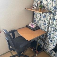 コンピューターテーブルとチェアーの画像