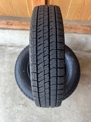 組み換え込みスタッドレスタイヤ145/80R13 75Q ブリヂストンVRX2 