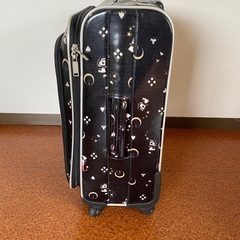【無料でお譲りします】スーツケース　キャリーケース　ソフトタイプ　ブラック　髑髏柄　ガイコツ柄の画像