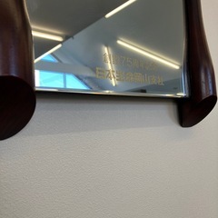 サ2511-114 壁掛け鏡 ルームミラー 木製 記念品 キズ汚れ有りの画像