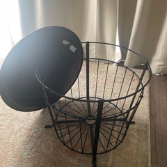 テーブルとソファのセットの画像