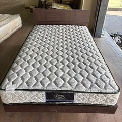 未使用セミダブルフランスベッドと未使用sertaマットレスの画像