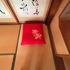 結納用？真っ赤な座布団差し上げますの画像