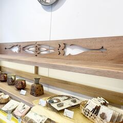 【店舗移転のため売ります】ライト付きアンティークシェルフの画像