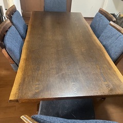 六人掛けダイニングテーブルと椅子6脚の画像