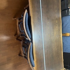 六人掛けダイニングテーブルと椅子6脚の画像