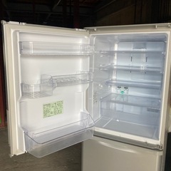 SHARP冷蔵庫　SJ-W352F-Sの画像