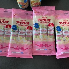 液体ミルク、粉ミルク、離乳食のセットの画像