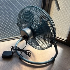 ブルーのシンプルな扇風機
の画像