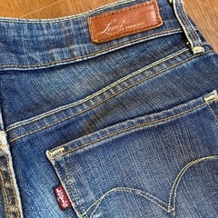 K2511-119 Levi's DEMI CURVE デニム スキニー パンツ 汚れ有りの画像
