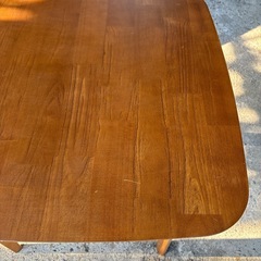 ダイニングテーブルの画像