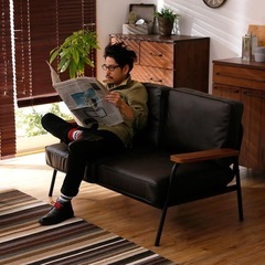 【美品】2人掛けソファ ブラウンレザー調（幅135cm）の画像