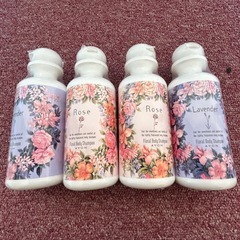 中販紅　【Week】 未開封未使用品　エイボン株式会社　ボディ　シャンプー　各香り2種類／各2本　現状渡し　11-08-03 の画像