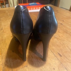 黒いピンヒールの画像