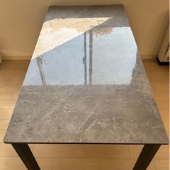 大理石風ダイニングテーブルの画像