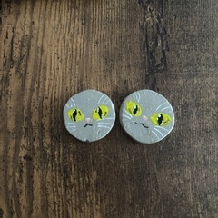 コルクボードやコルク、平たい石など