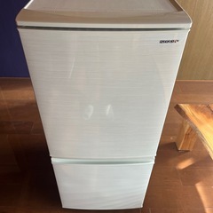 特価！シャープ/137L 2 ドア冷凍冷蔵庫/SJ-D14E-W /中古品/2019年製/の画像