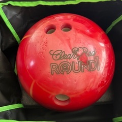 ボウリングの球とシューズ（収納ケース付）の画像